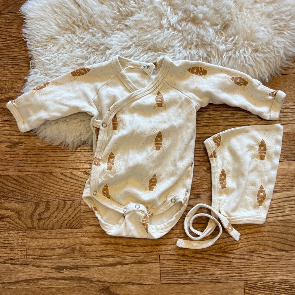 kate quinn Organic Cotton Neutral Rockets Kimono Wrap Onesie and Bonnet 6-12mo